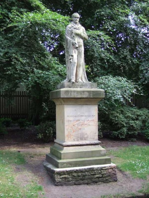 Feargus_o_connor_statue-medium