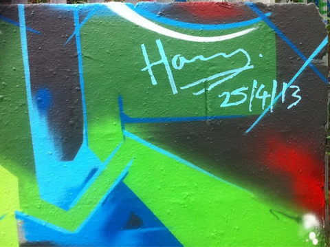Prince-harry-grafitti-sig-25-04-2013-1